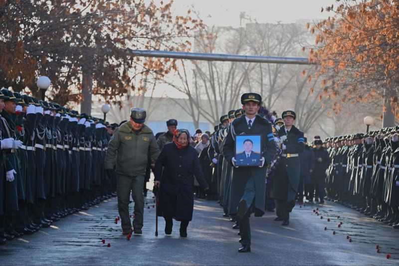 В Актобе простились с лётчиком, который погиб во время крушения вертолёта