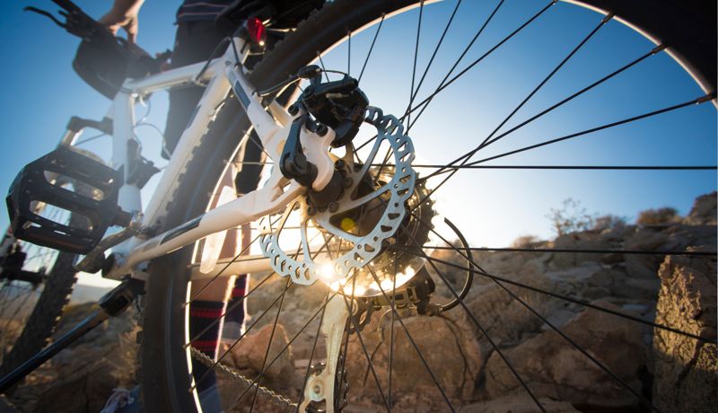 Палец тринадцатилетнего подростка застрял в трубке от велосипеда