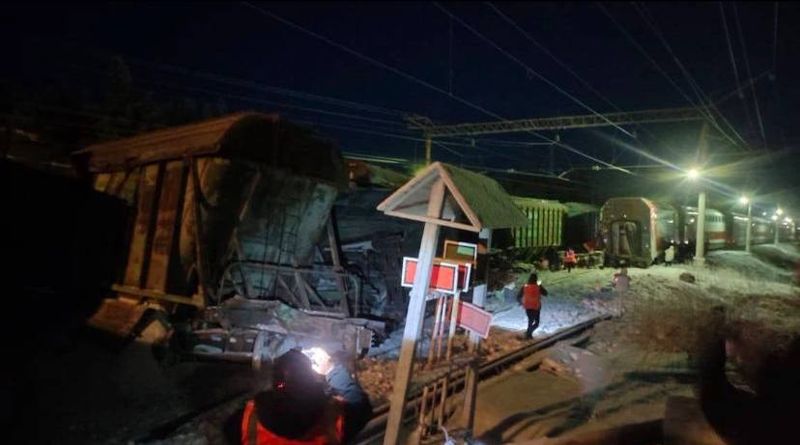 В России пассажирский поезд столкнулся с грузовым составом