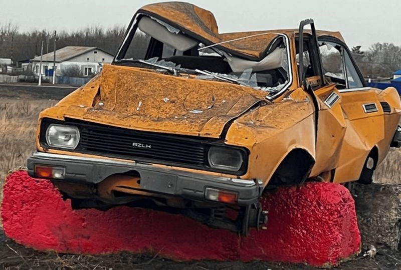 Разбитым автомобилем пугают водителей в СКО