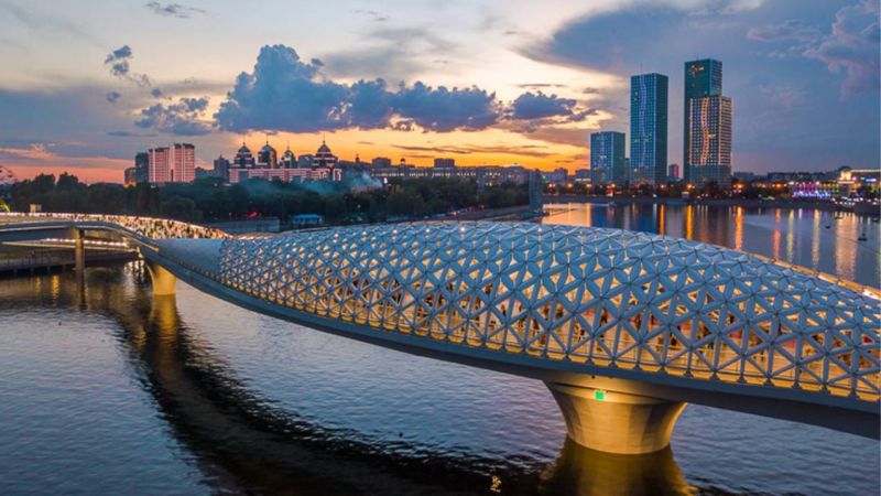 Военнослужащие спасли школьницу, упавшую с моста в Астане