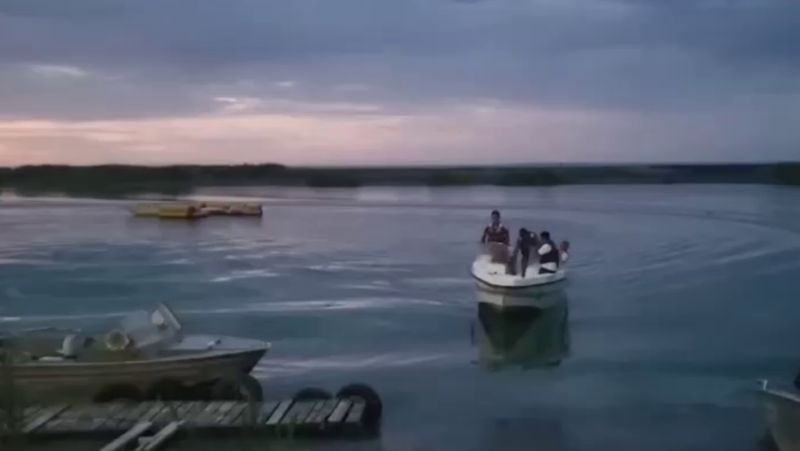 На Алаколе туристов на сломанной лодке унесло от берега на 15 км