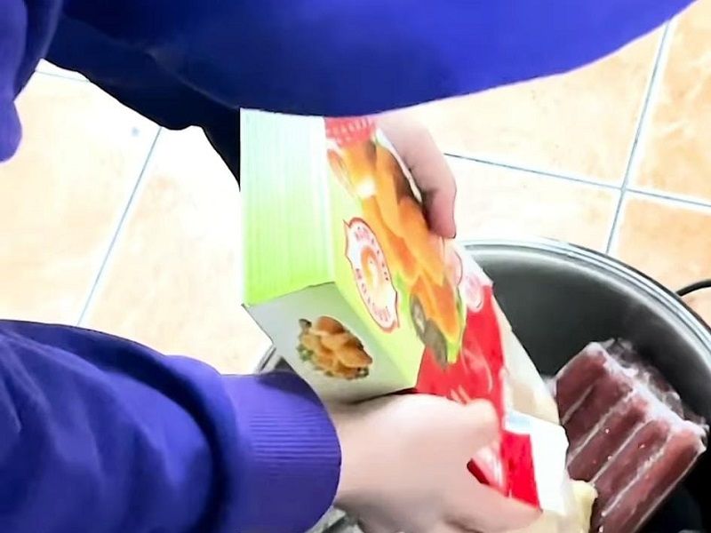 За торгующих просрочкой взялась молодежь Алматы