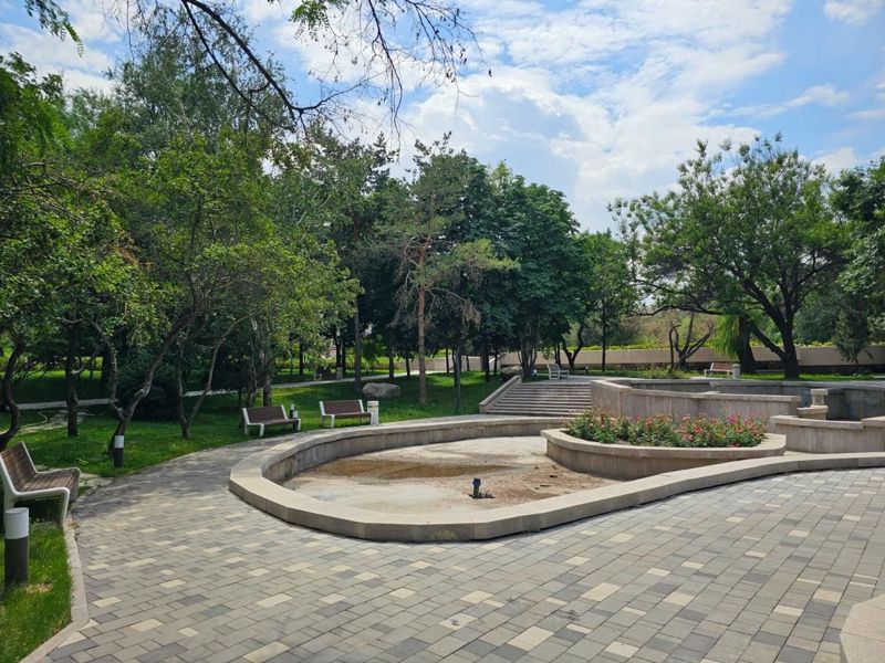 Почему до сих пор не работает фонтан возле Государственного музея в Алматы?