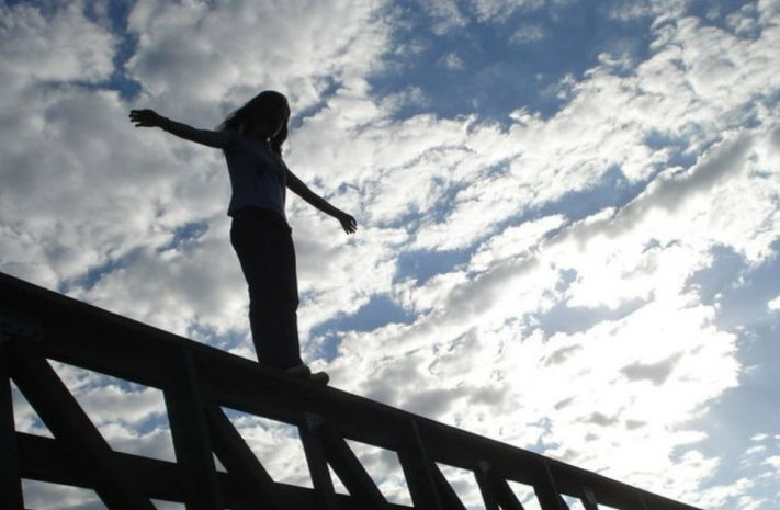 Полицейские спасли женщину, спрыгнувшую с моста в Таразе