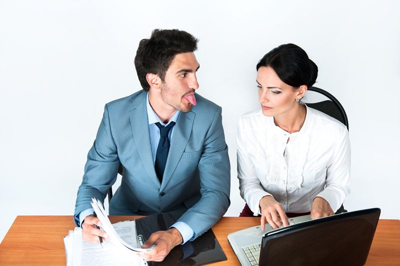 Обматерил коллегу на рабочем месте и получил штраф житель Атырауской области