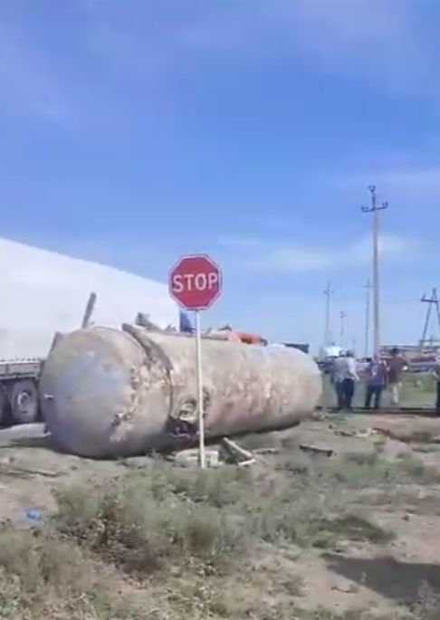 Автомобиль столкнулся с тепловозом в Атырауской области
