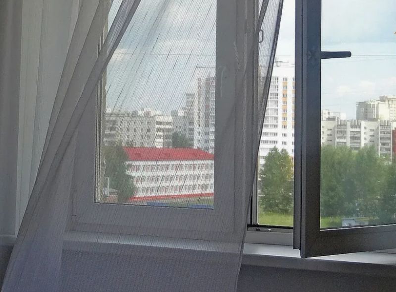 Мужчина выпрыгнул из окна больницы и погиб в Акмолинской области