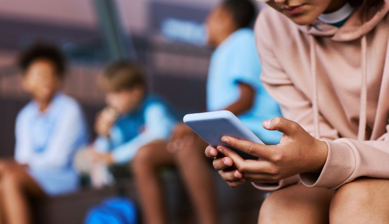 Группа подростков напала и ограбила школьницу в Караганде