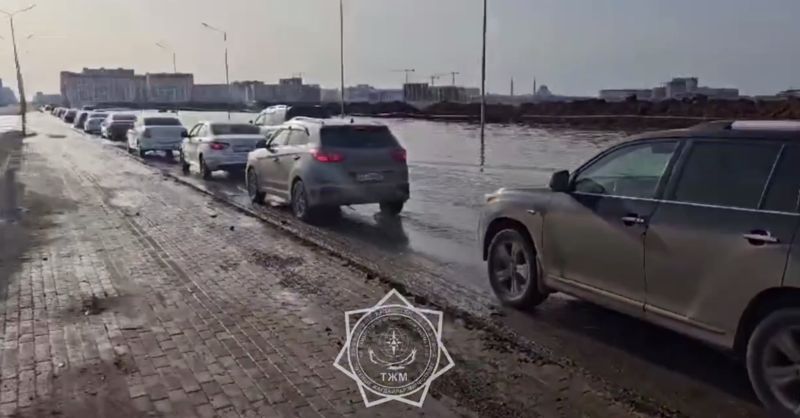 В Астане талая вода заливает проспект