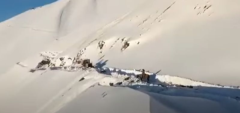 Лавина перекрыла трассу в ВКО