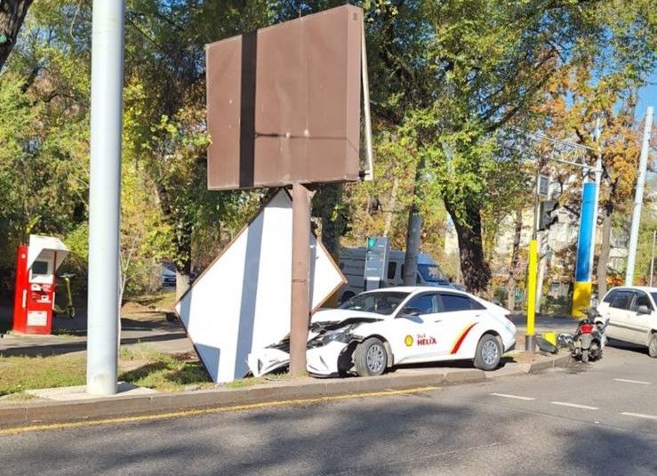 Автомобиль въехал в рекламный щит из-за столкновения с мопедом в Алматы