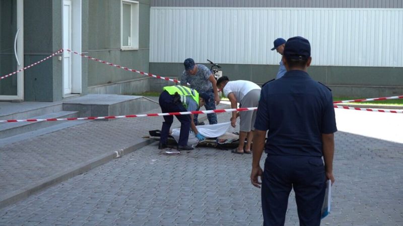 В Шымкенте мужчина упал с 16 этажа