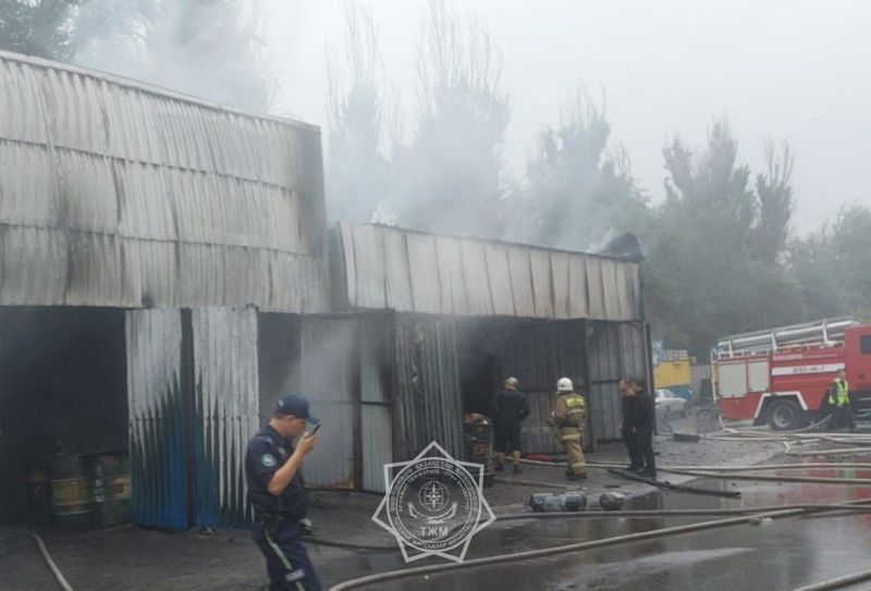 Три машины сгорело при пожаре в автосервисе Алматы