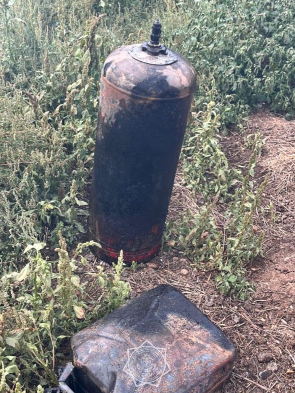 В Актюбинской области пожарный вынес из горящего здания газовый баллон