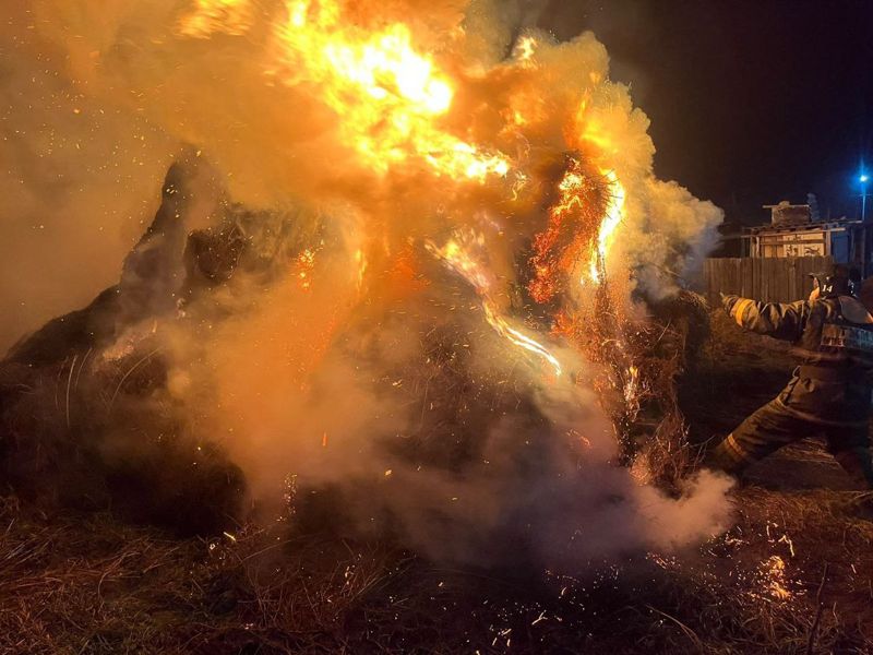 В Северо-Казахстанской области загорелись 50 тюков сена