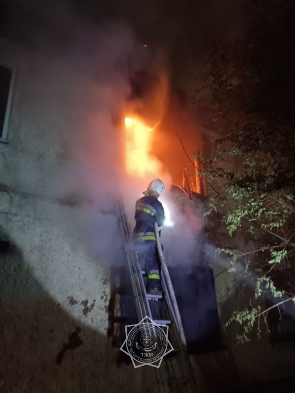 В Сатпаеве из полыхающей квартиры успели вывести из двух пенсионеров