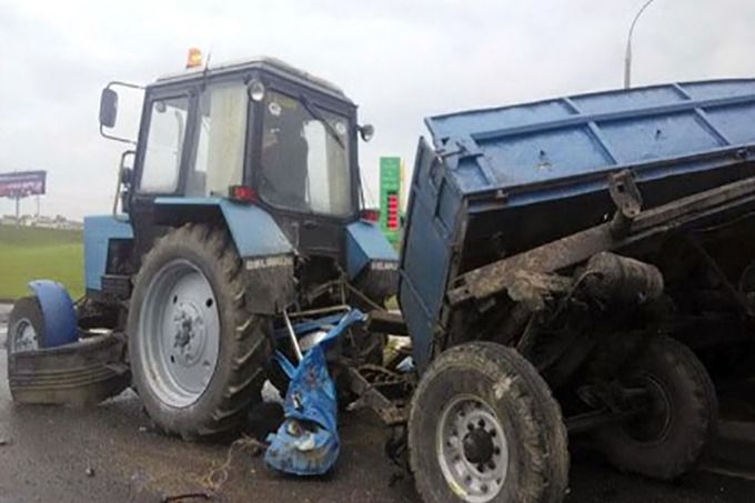 Автомобиль врезался в трактор в Акмолинской области: два человека погибли