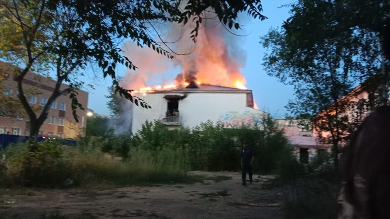 В Астане горит заброшенное здание рядом со школой