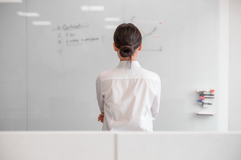 Уволили из-за справки о фальшивом дипломе: учительница подала в суд и выиграла почти 3 млн тенге