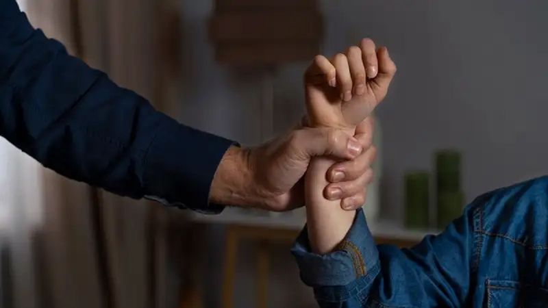 Казахстанская блогерша-врач извинилась за советы терпеть побои мужа