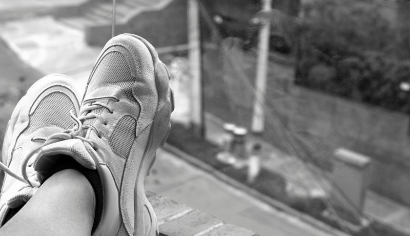 В Таразе спасли 15-летнюю девочку, которая хотела спрыгнуть с пятого этажа