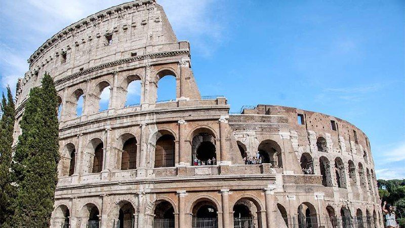 Вандал накарябал свое имя на стене Колизея в Риме