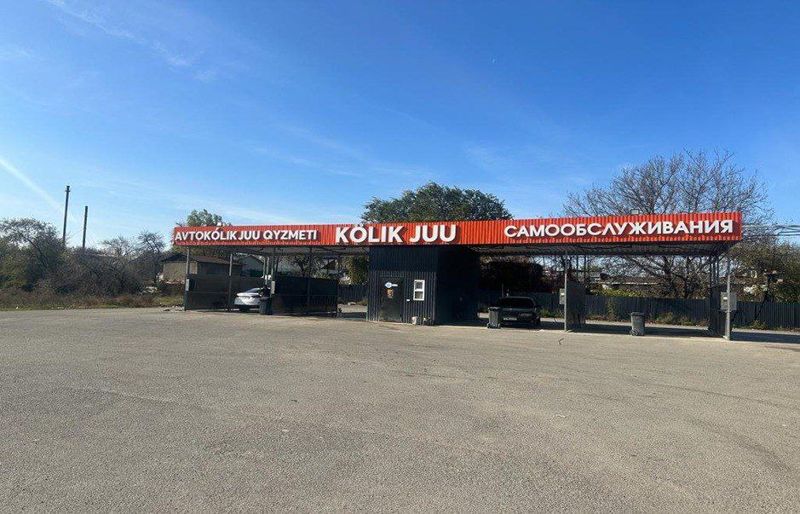 В Алматы владельца заставили снести автомойку