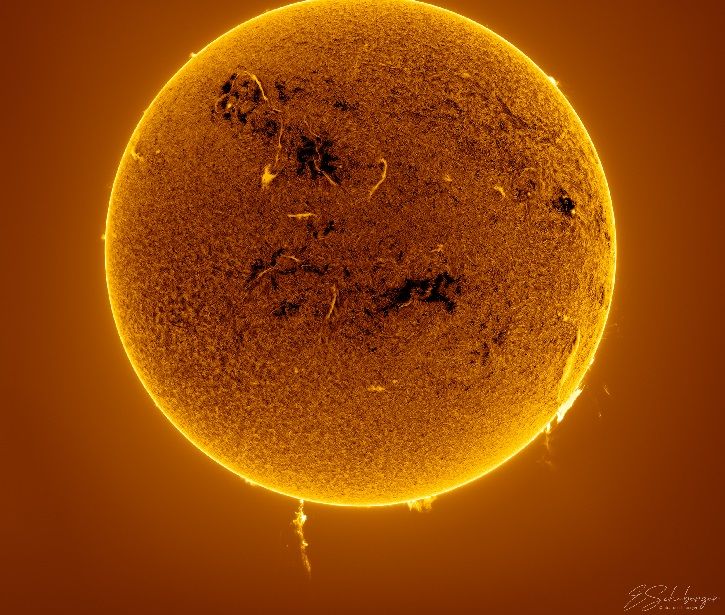 Пятно на Солнце размером в три Земли нацелилось на нашу планету