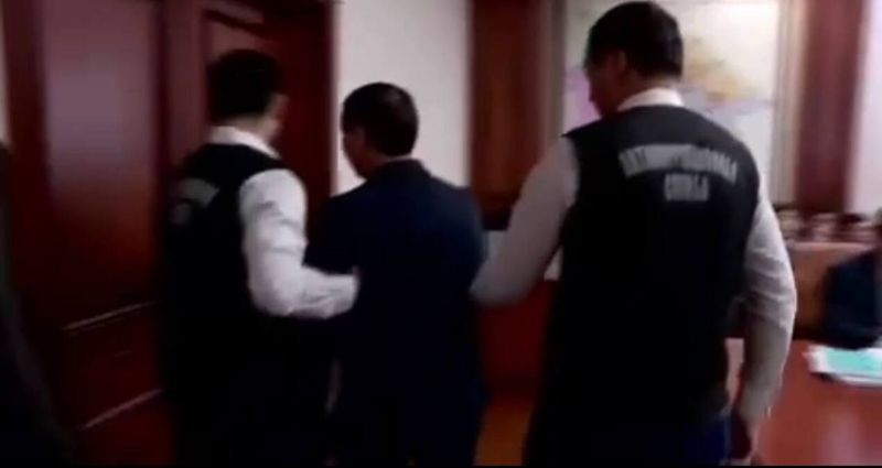 Чиновника из Шымкента увезли в ИВС прямо с совещания: что ему сказал аким?