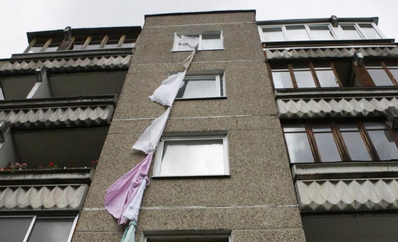 Студентки сорвались, спускаясь с четвёртого этажа по простыне в Павлодаре