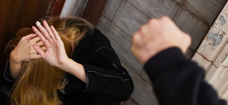 В Павлодаре мужчина избил спутницу из-за потерянных ключей