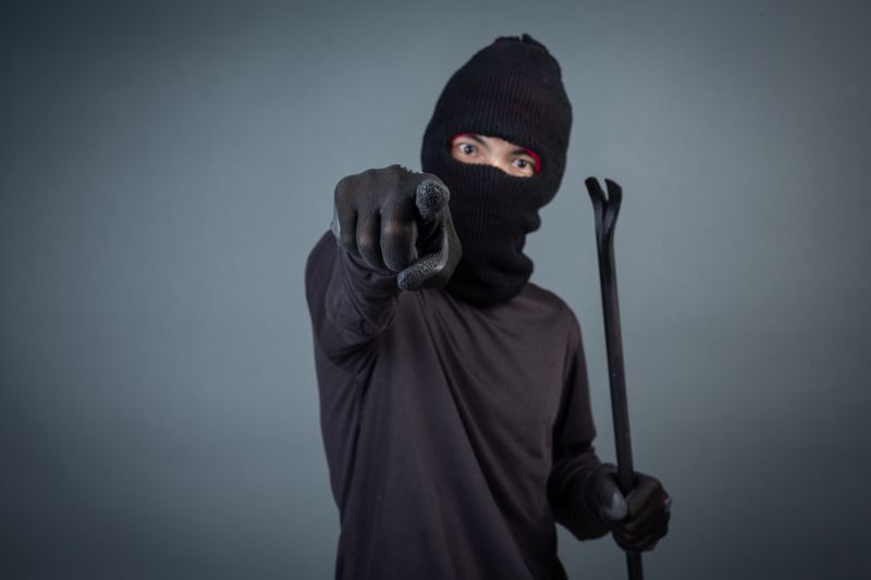 Казахстанец выпрыгнул с пятого этажа, убегая от бандитов. Видео