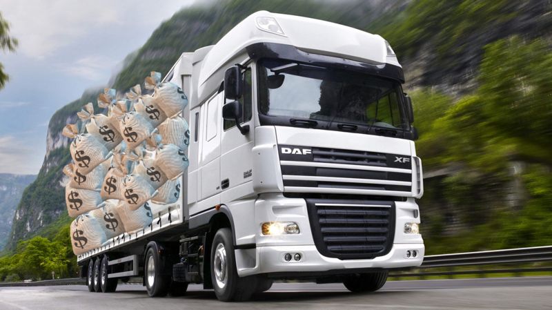 Директор алматинской фирмы переправляла мешки с деньгами в Россию с дальнобойщиками