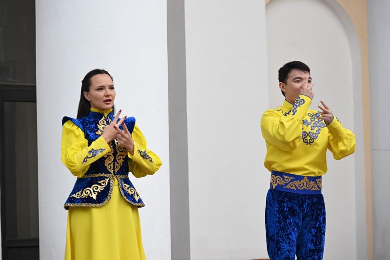 Гимн на языке жестов исполнили на одном из избирательных участков в Алматы