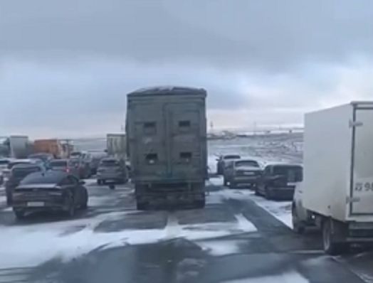 Сотни водителей застряли на трассах нескольких областей из-за паводков