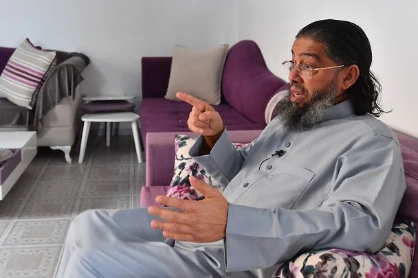 Имама выдворили из страны из-за "прославления терроризма" во Франции