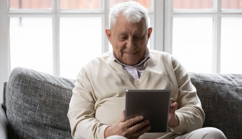 Обещал помощь — «помог» себе: 76-летний мошенник обманул пенсионерку на 100 тысяч тенге в Семее