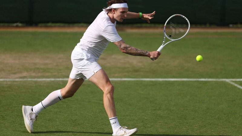 Александр Бублик вышел в третий круг Уимблдона