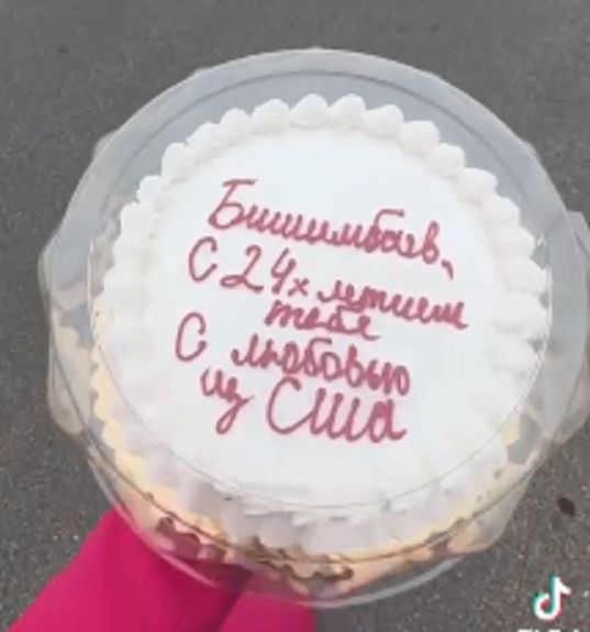 В США поздравили Бишимбаева с 24-летием тортом