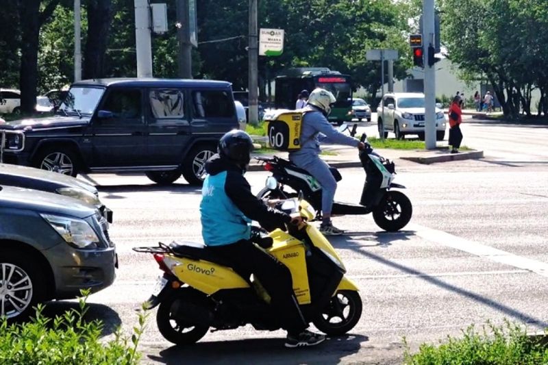 Мопедист сбил девушку и скрылся с места происшествия в Алматы