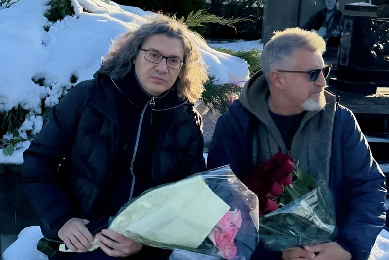 Леонид Агутин посетил могилу Батырхана Шукенова в Алматы