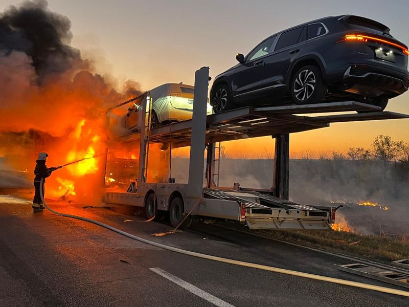 Автовоз с новыми машинами сгорел в Актюбинской области