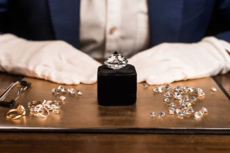 Возвращенные активы: куда направят изъятые драгоценности рассказали в компании