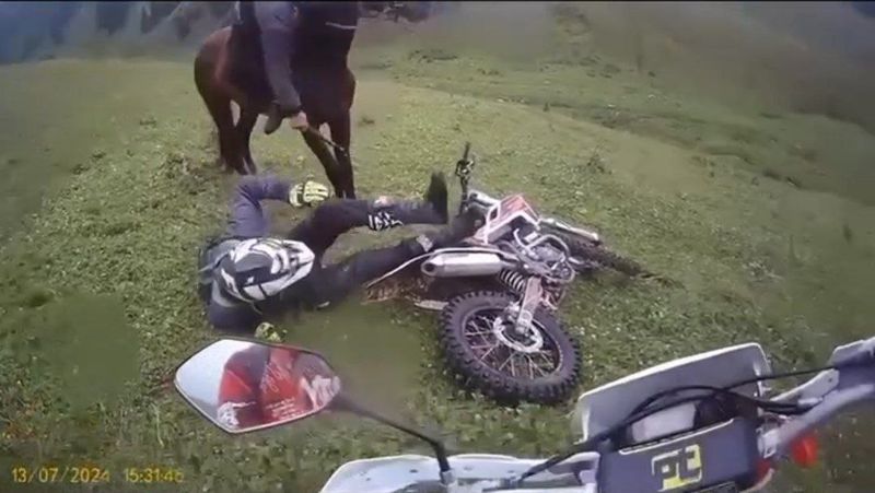 Били хлыстом и угрожали оружием: чабаны напали на байкеров в Алматинской области