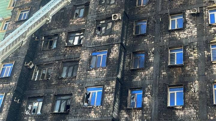 В Актау пожар уничтожил обшивку 10-этажного дома