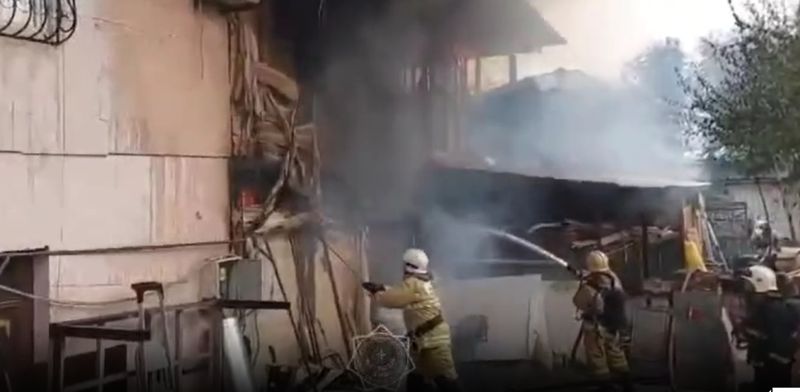В Алматы горели двухэтажный мебельный цех и пекарня