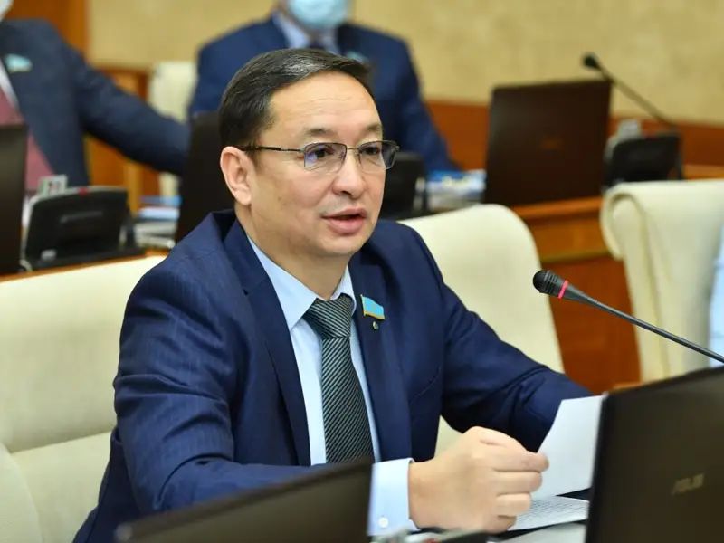 В «Ак жол» выбрали нового депутата после скандала с Аскаром Садыковым