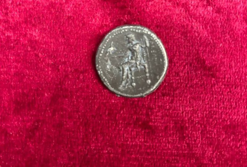 Гражданин Китая пытался вывезти древнюю монету из Узбекистана