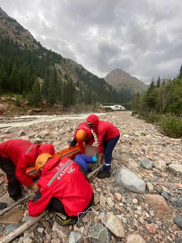 Вертолет МЧС РК подняли для спасения россиянки в горах Алматинской области